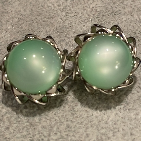 Vintage Green Glass French Clip On Earrings Mid Century Modern Style - Picture 1 of 6